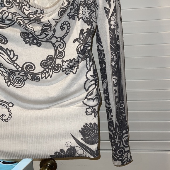 Hooded gray/white knit top - Picture 7 of 8